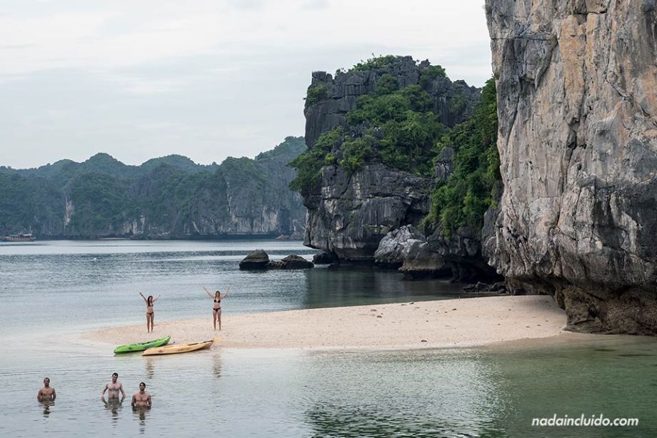 Playa de los tres melocotones en la Bahía de Lan Ha (Vietnam)