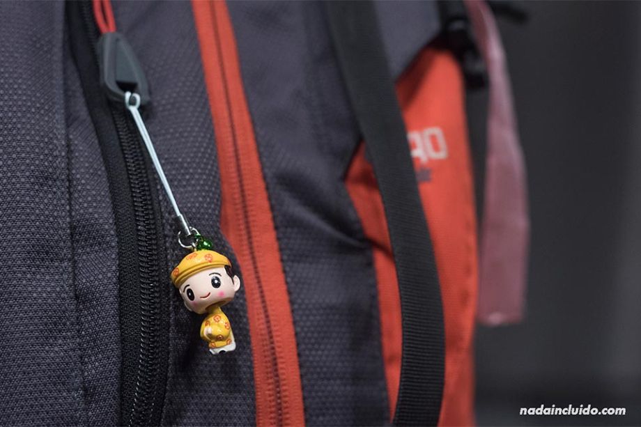 Muñeco vietnamita colgante adornando mi mochila de viaje (Vietnam)