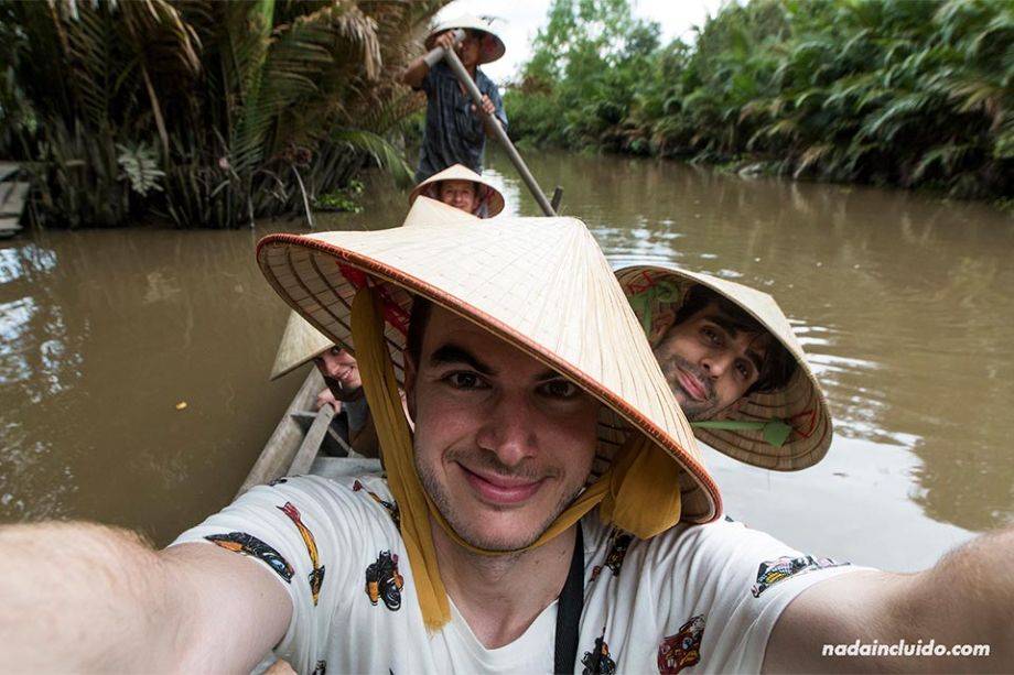 Recorriendo en una barca de remos unos canales del delta del Mekong (Vietnam)