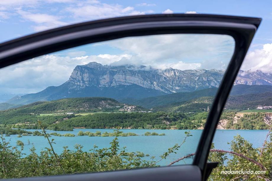 Vista del embalse de Mediano desde el coche (Sobrarbe, Aragón)