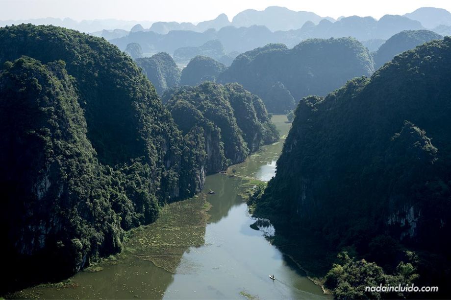 Vistas de Ninh Binh desde lo alto de Mua Caves, Vietnam