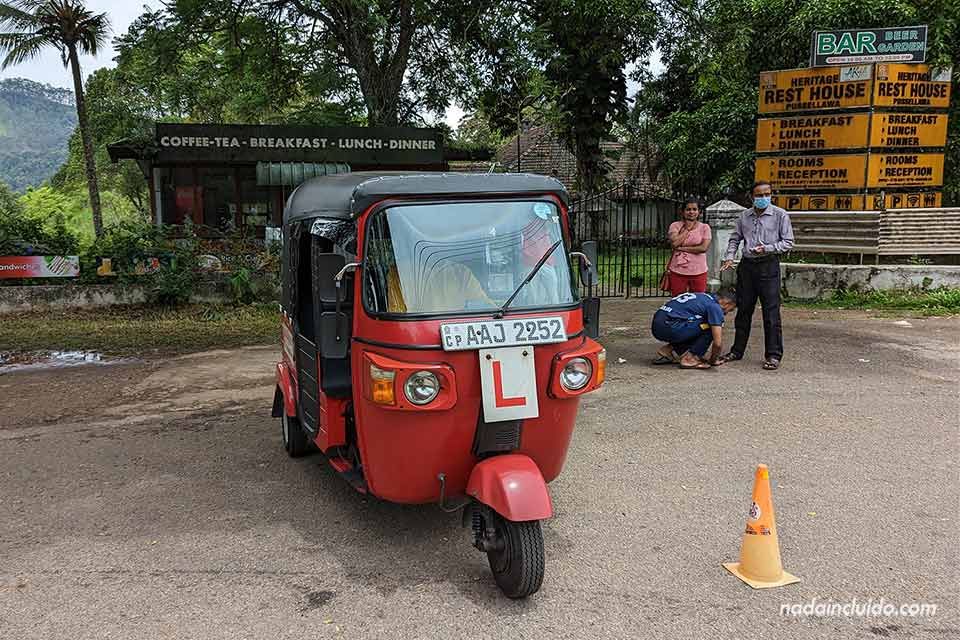 Autoescuela de tuktuks en Pussellawa (Sri Lanka)