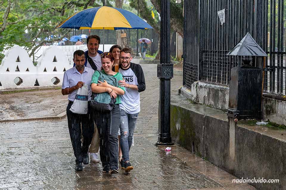 Turistas bajo un paraguas un día de lluvia en Kandy (Sri Lanka)
