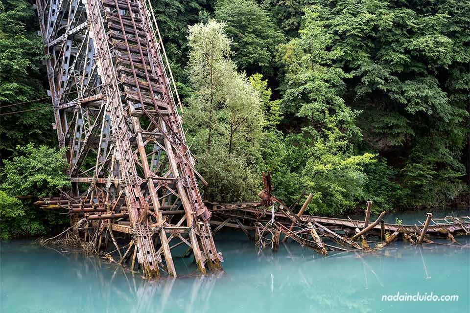 Puente derrumbado sobre el Río Neretva (Jablanica, Bosnia)