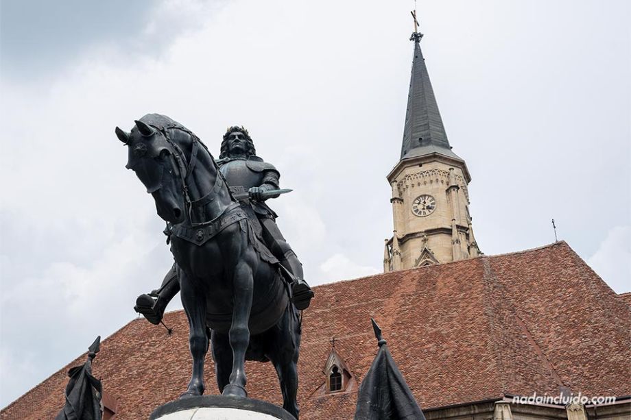 Monumento Matia Corvin, en la Piata Unirii de Cluj-Napoca (Rumanía)