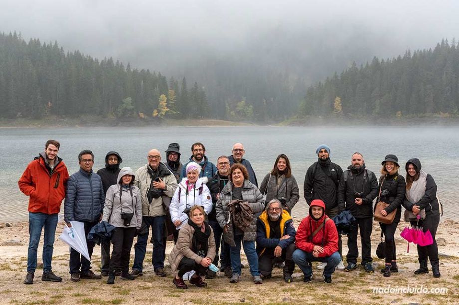 Grupo de fotógrafos en el lago Negro de Durmitor (Montenegro)