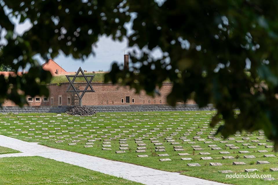 Estrella de David en el Cementerio Nacional - Memorial de Terezín (República Checa)