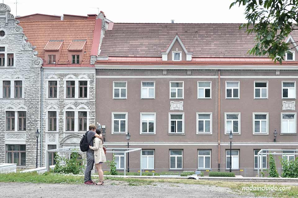 Pareja abrazándose en casco antiguo de Tallin (Estonia)