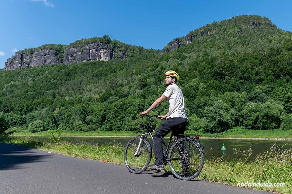 En bici junto al río Elba - Qué ver en el Parque Nacional de la Suiza Bohemia (República Checa)