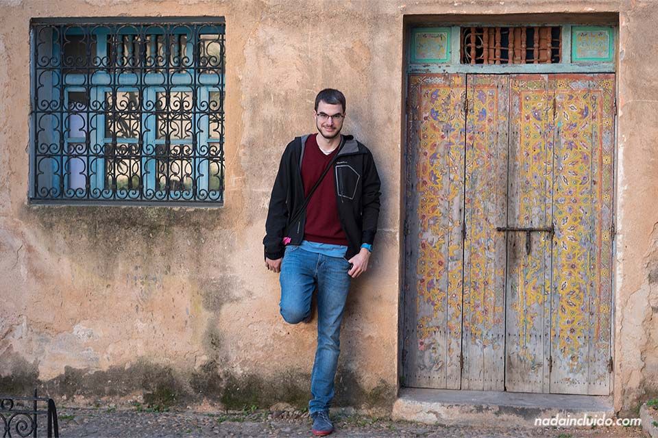 Puerta colorida en los jardines andaluces de Rabat (Marruecos)