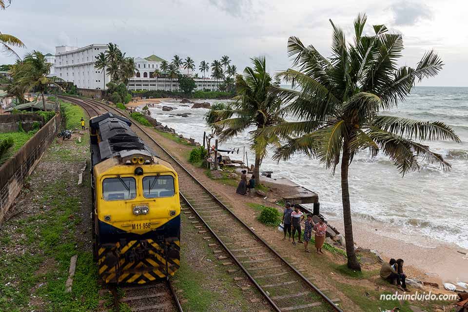 Tren pasando junto al hotel Mount Lavinia - Colombo (Sri Lanka)