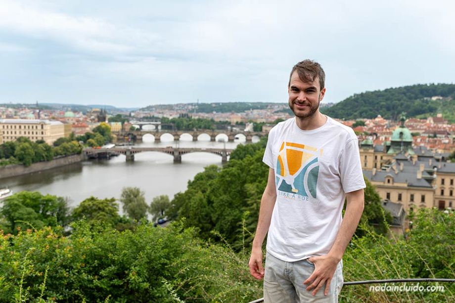 Vista desde el parque Letna de algunos puentes de Praga (República Checa)