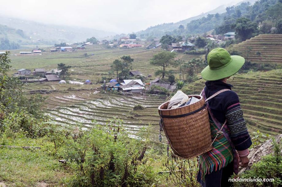 Mujer hmong acompaña a un grupo de turistas durante un trekking por la región de Sapa (Vietnam)