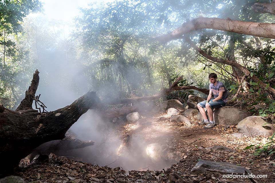 Junto a una fumarola en el Parque Nacional Rincón de la Vieja (Costa Rica)