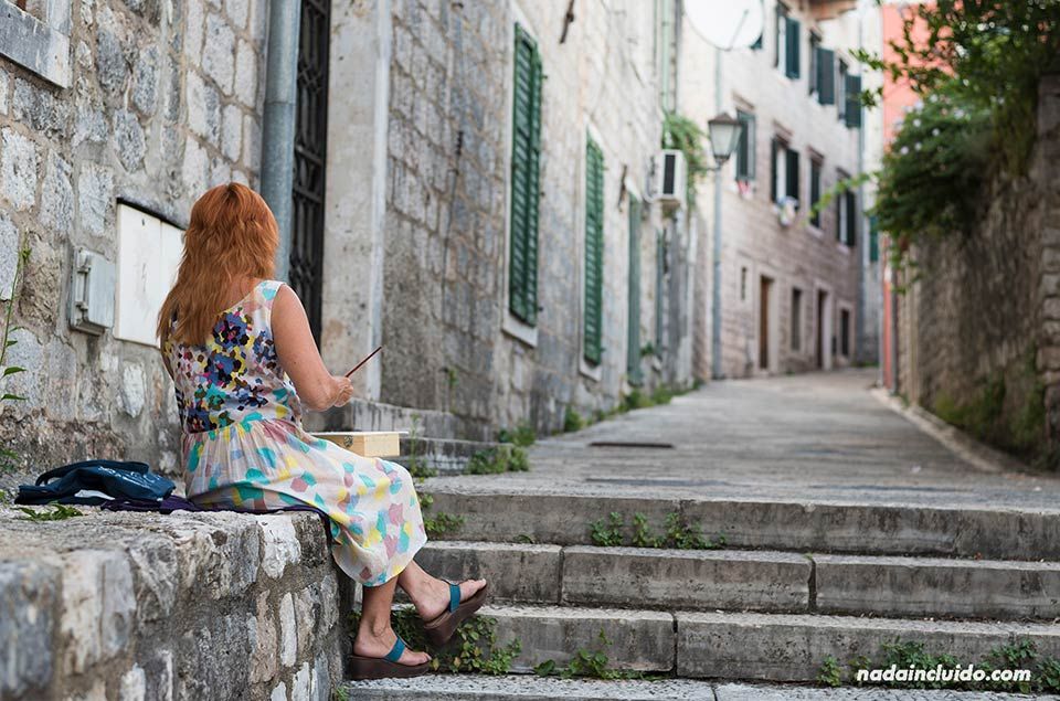 Pintora en el Stari Grad de Herceg Novi (Montenegro)