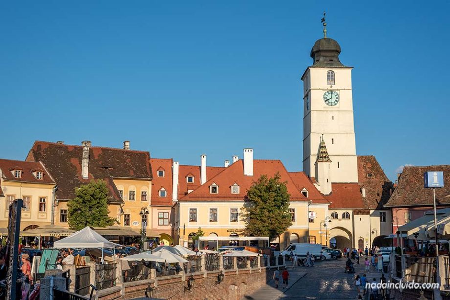 Torre del Reloj en el centro histórico de Sibiu (Rumanía)