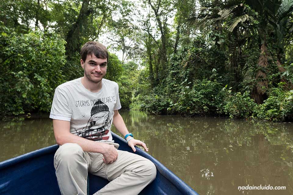 Navegando en barca por los canales de Tortuguero (Costa Rica)