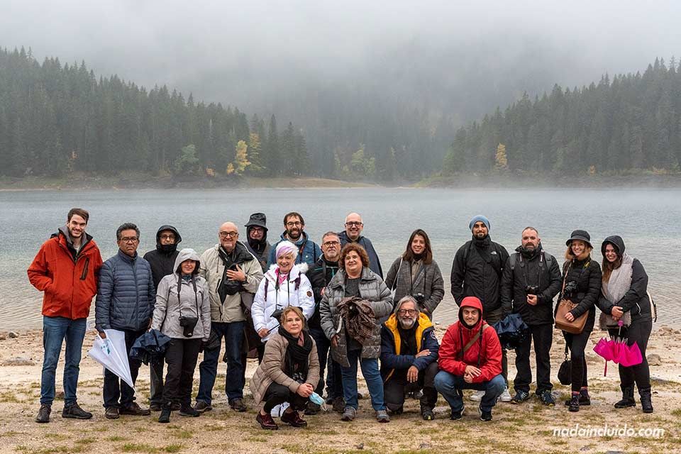 Grupo de fotógrafos en el lago Negro de Durmitor (Montenegro)