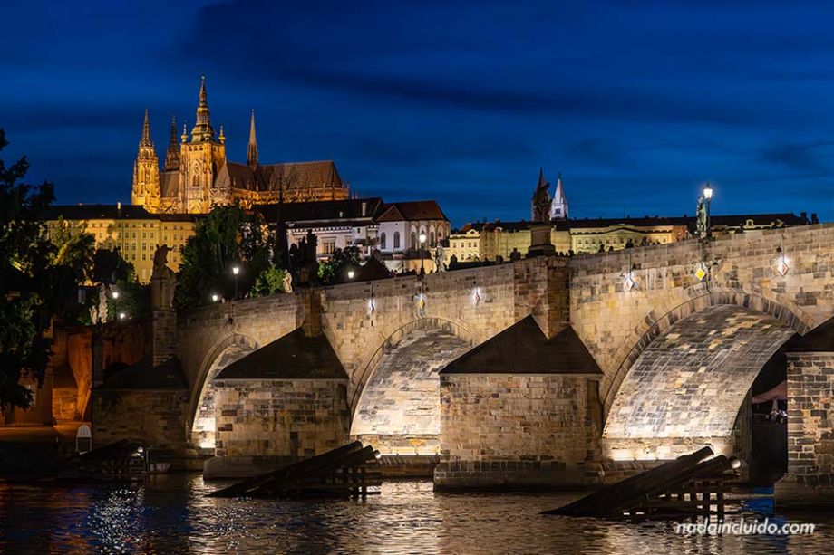 Vista nocturna del puente de Carlos y el Castillo desde el Jazz Boat - Qué ver en Praga (República Checa)