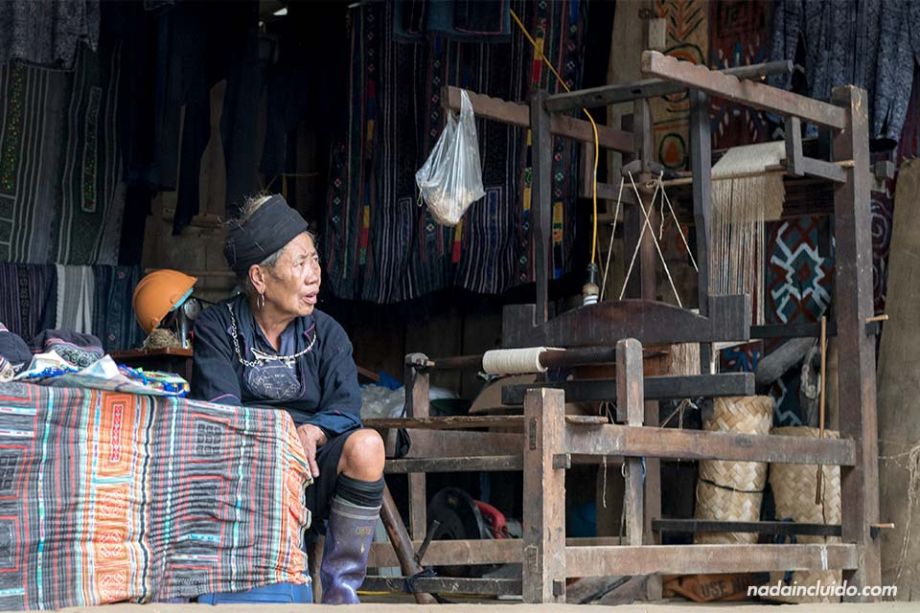 Costurera de la etnia Hmong en el pueblo de Cat Cat, provincia de Lao Cai (Vietnam)