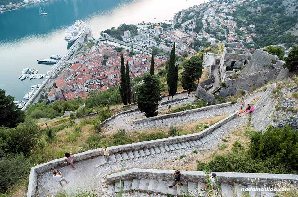 Escaleras al castillo de San Giovanni, Kotor (Montenegro)