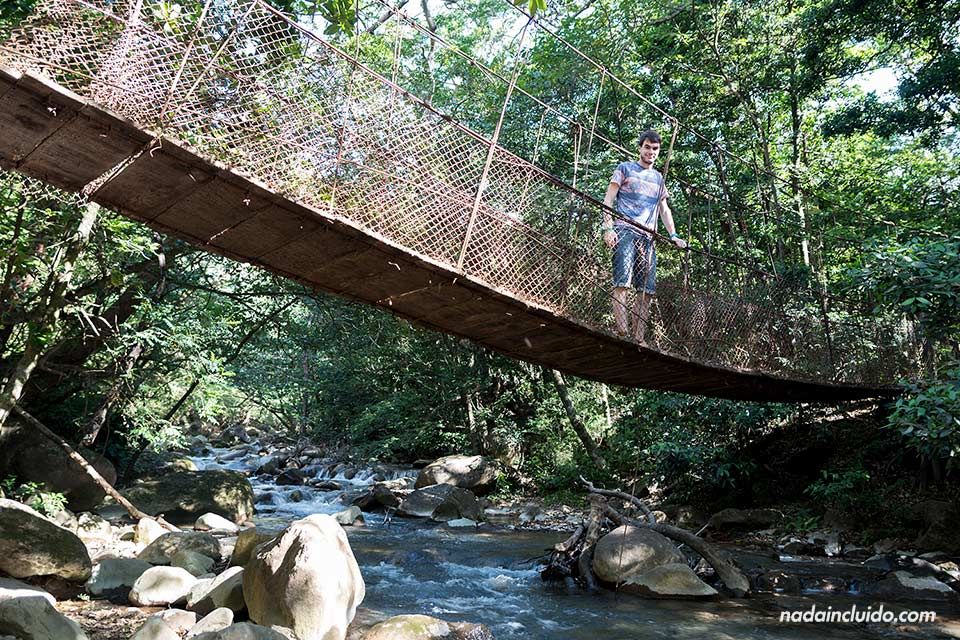 En un puente colgante a la entrada del Parque Nacional Rincón de la Vieja (Costa Rica)