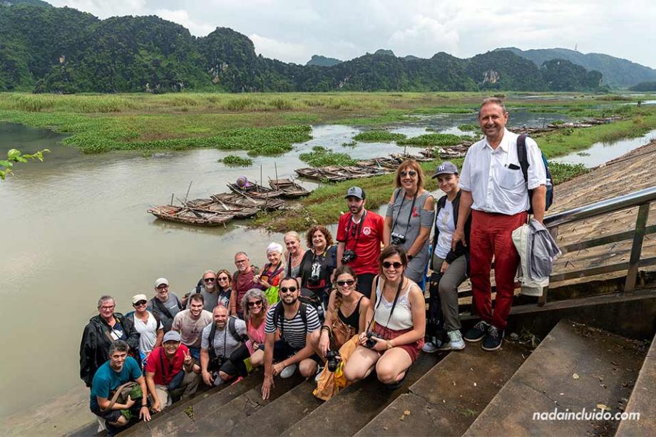 Grupo de españoles en el embarcadero de la reserva natural de Van Long - Ninh Binh (Vietnam)