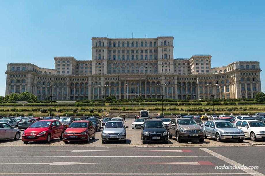 Fachada del Palacio del Parlamento (Bucarest, Rumanía)