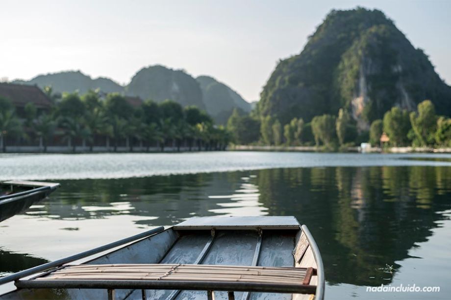 Barca recorriendo Tam Coc, en Ninh Binh (Vietnam)