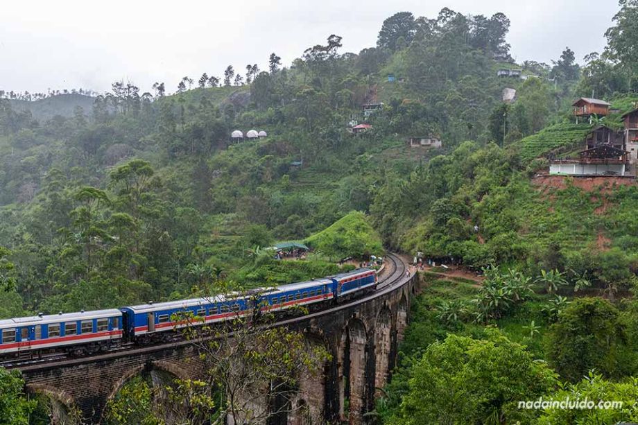 Tren pasando por el puente de los Nueve Arcos en Ella (Sri Lanka)