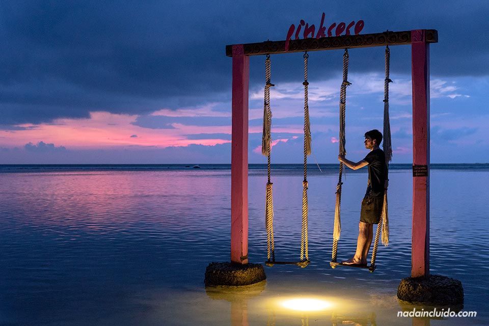 Viendo el atardecer en islas Gili (Indonesia)