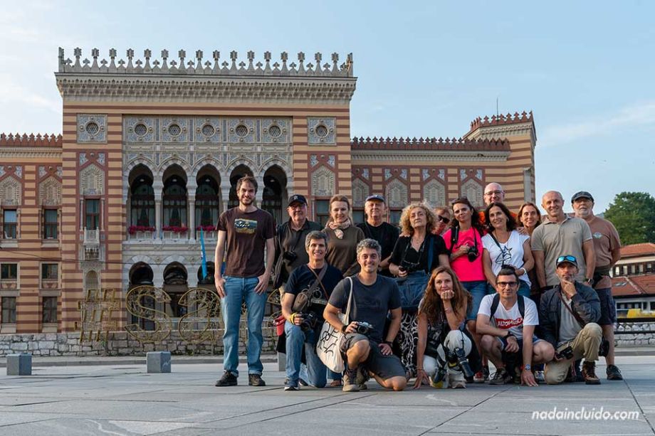 Grupo de aficionados a la fotografía junto al ayuntamiento de Sarajevo (Bosnia y Herzegovina)