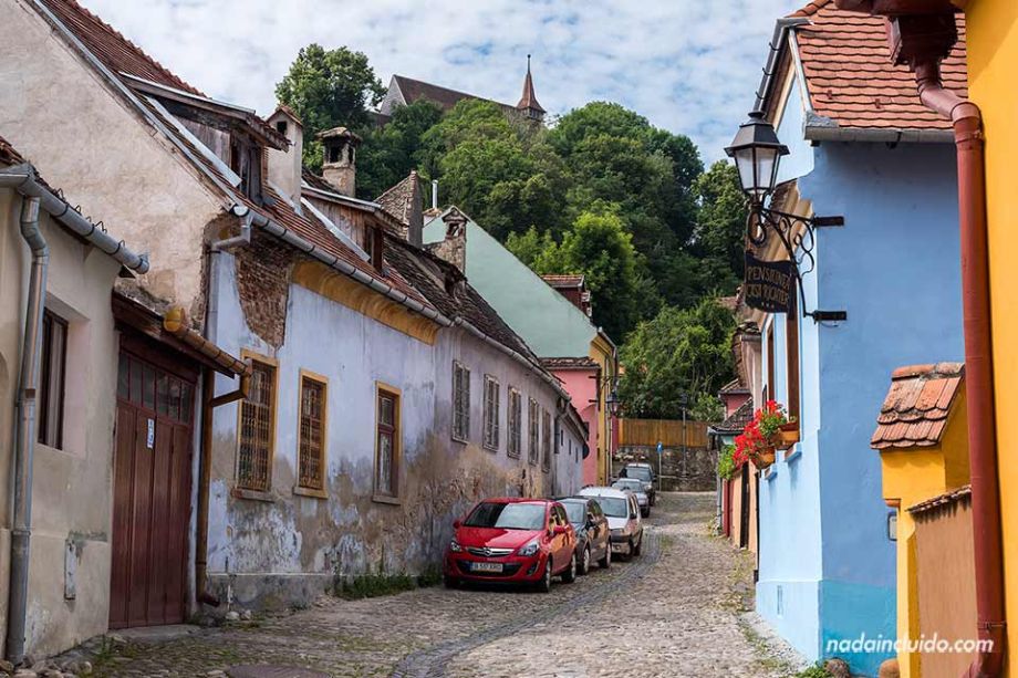Calle de la ciudadela de Sighisoara (Rumanía)