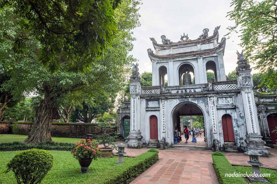 Edificio a la entrada del templo de la literatura de Hanoi (Vietnam)