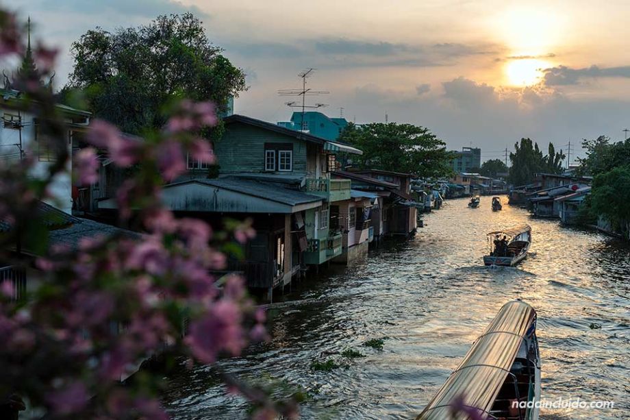 Atardecer en los canales de Bangkok (Tailandia)