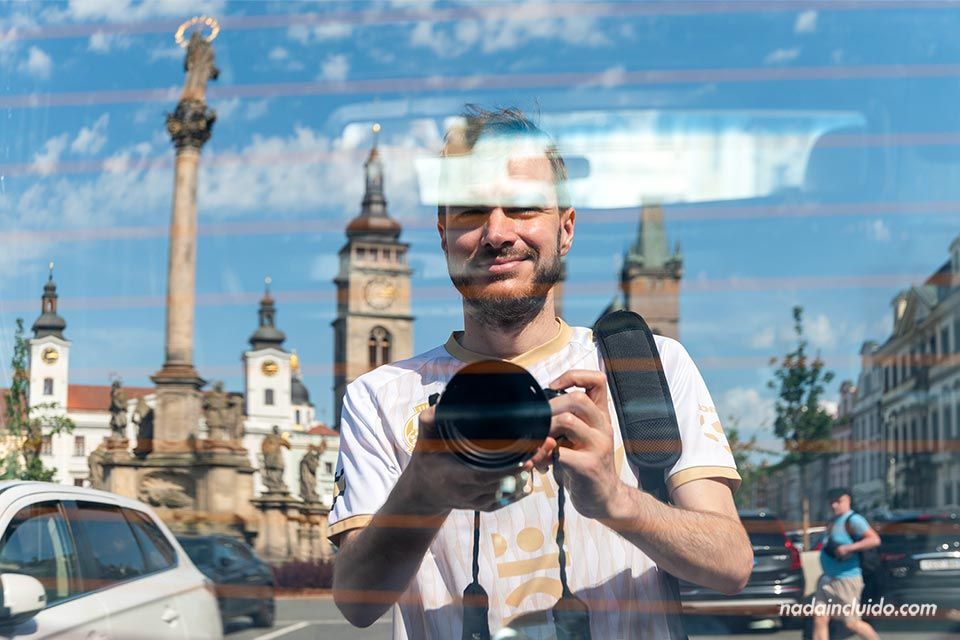 Sergio reflejado en los cristales de un coche de la plaza Grande (Velké náměstí) - Qué ver en Hradec Králové (República Checa)