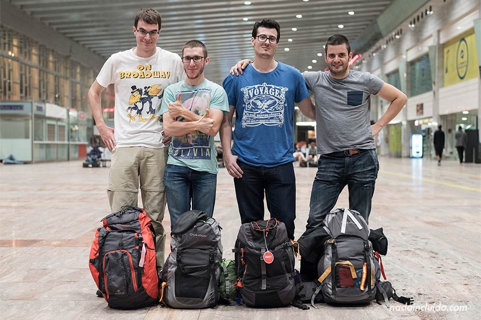 Con nuestras mochilas de viaje en la terminal 2 del Aeropuerto de Barcelona (España)