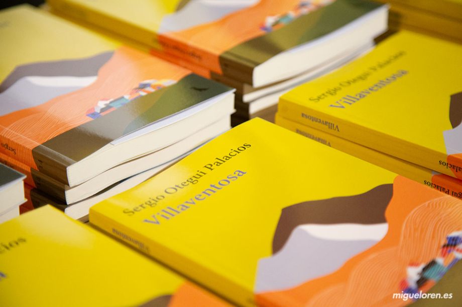 Novelas de Villaventosa durante la presentación en el Teatro de la Estación (Zaragoza)