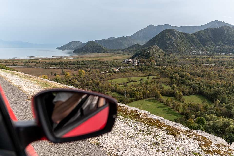 Recorriendo la carretera del parque nacional Skadar en coche de alquiler (Montenegro)
