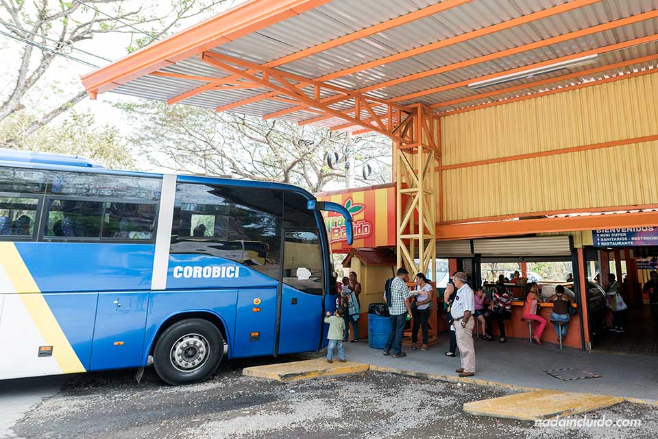 Un autobús desde San José a Liberia parado en un área de servicio (Costa Rica)