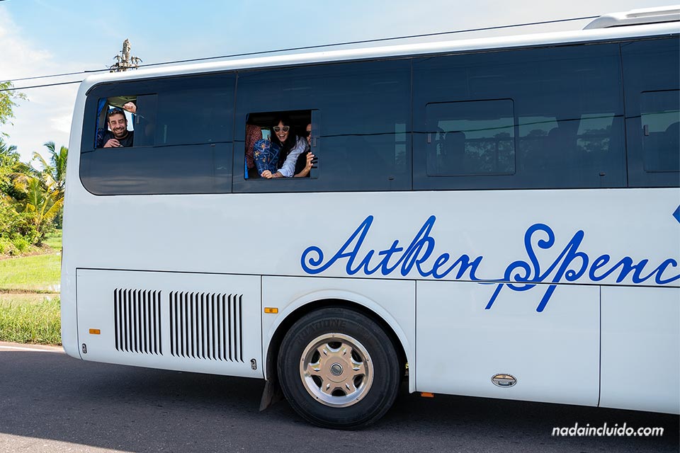 Autobús turístico de Aitken Spence de camino a Sigiriya (Sri Lanka)
