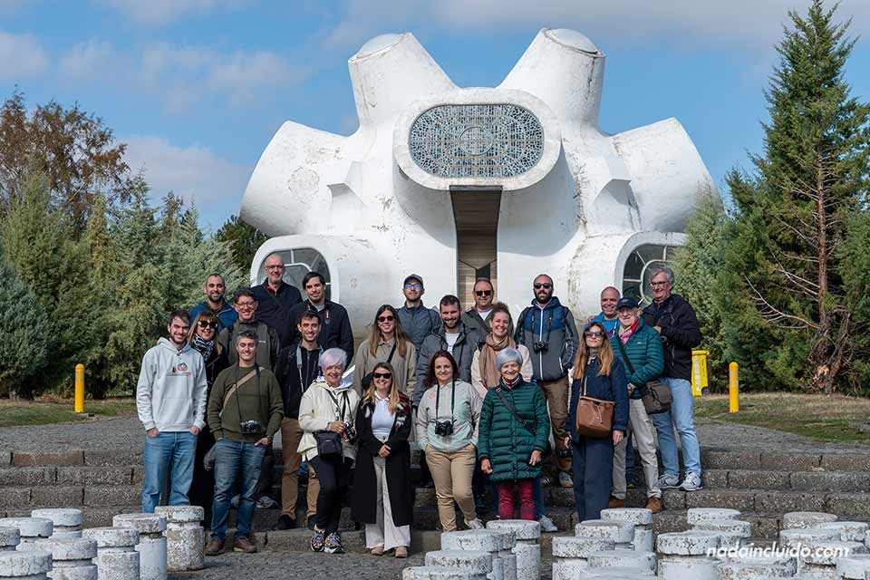 Foto de grupo en el Makedonium de Krusevo - Viaje fotográfico por Macedonia del Norte