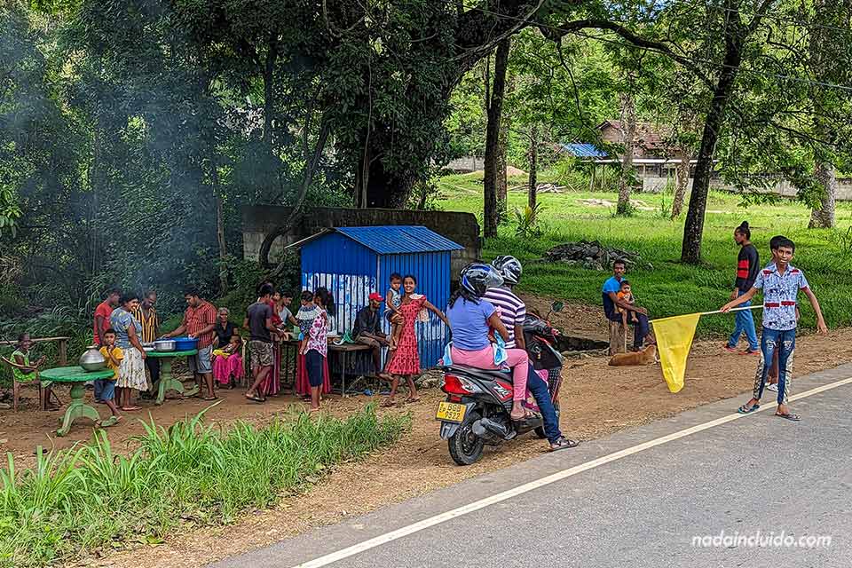 Puesto de comida en la carretera junto a Padiyalawa (Sri Lanka)