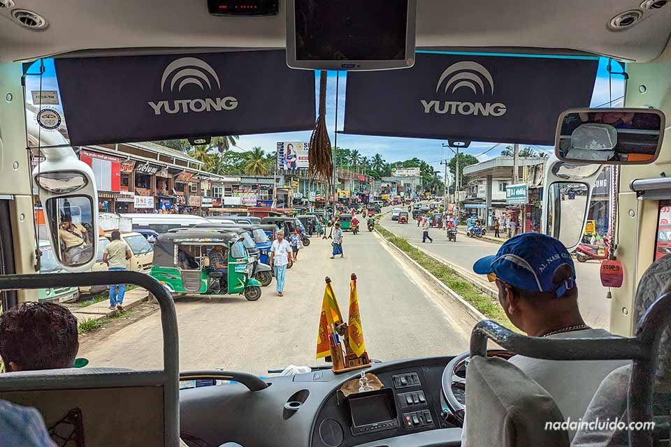 Pasando por la localidad de Bibile en autobús - Sri Lanka