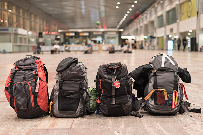 Cuatro mochilas de viaje en la terminal 2 del Aeropuerto de Barcelona (España)