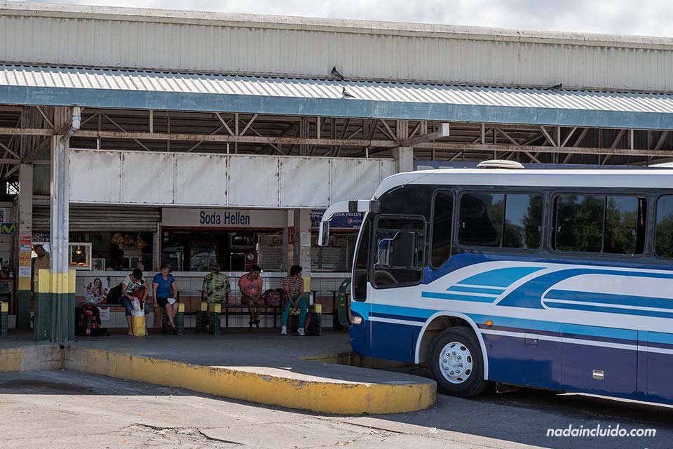 Esperando en la estación de autobuses de Cañas (Costa Rica)
