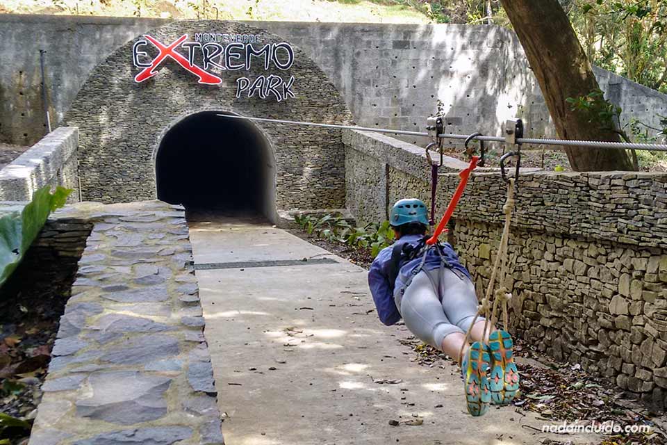 Cable bajo túnel en el Canopy Extremo de Monteverde (Costa Rica)