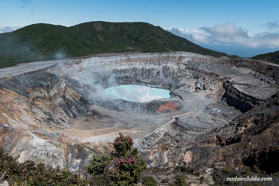 Vista desde lo alto del cráter del Volcán Poas (Costa Rica)