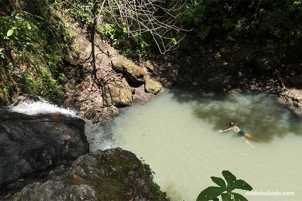 Nadando en la cascada secreta de Quepos (Costa Rica)