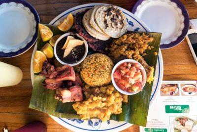 Plato con comida típica de Costa Rica